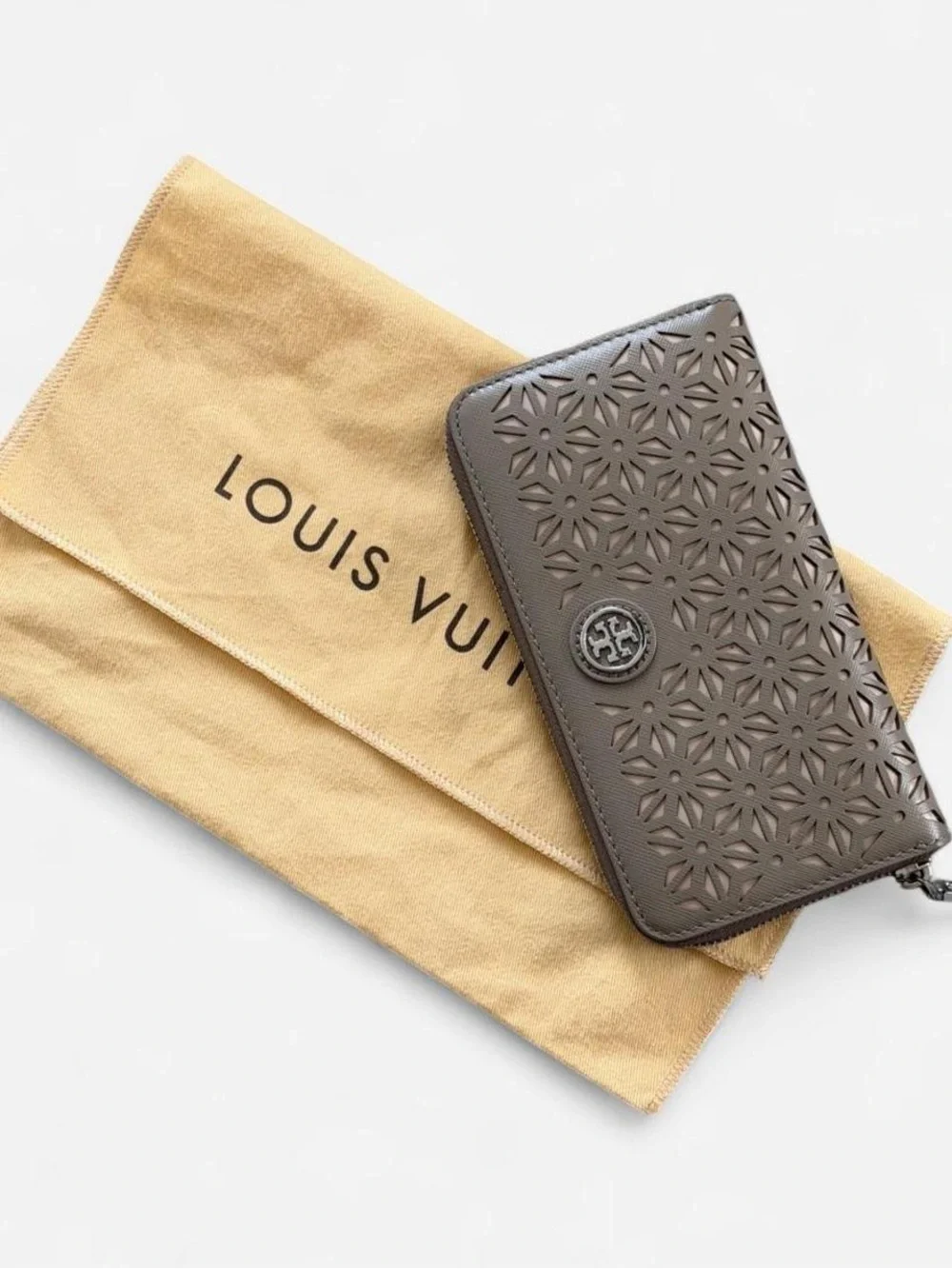 EUC TORY BURCH Laser Cut Leather Zip Continental Wallet in Grey